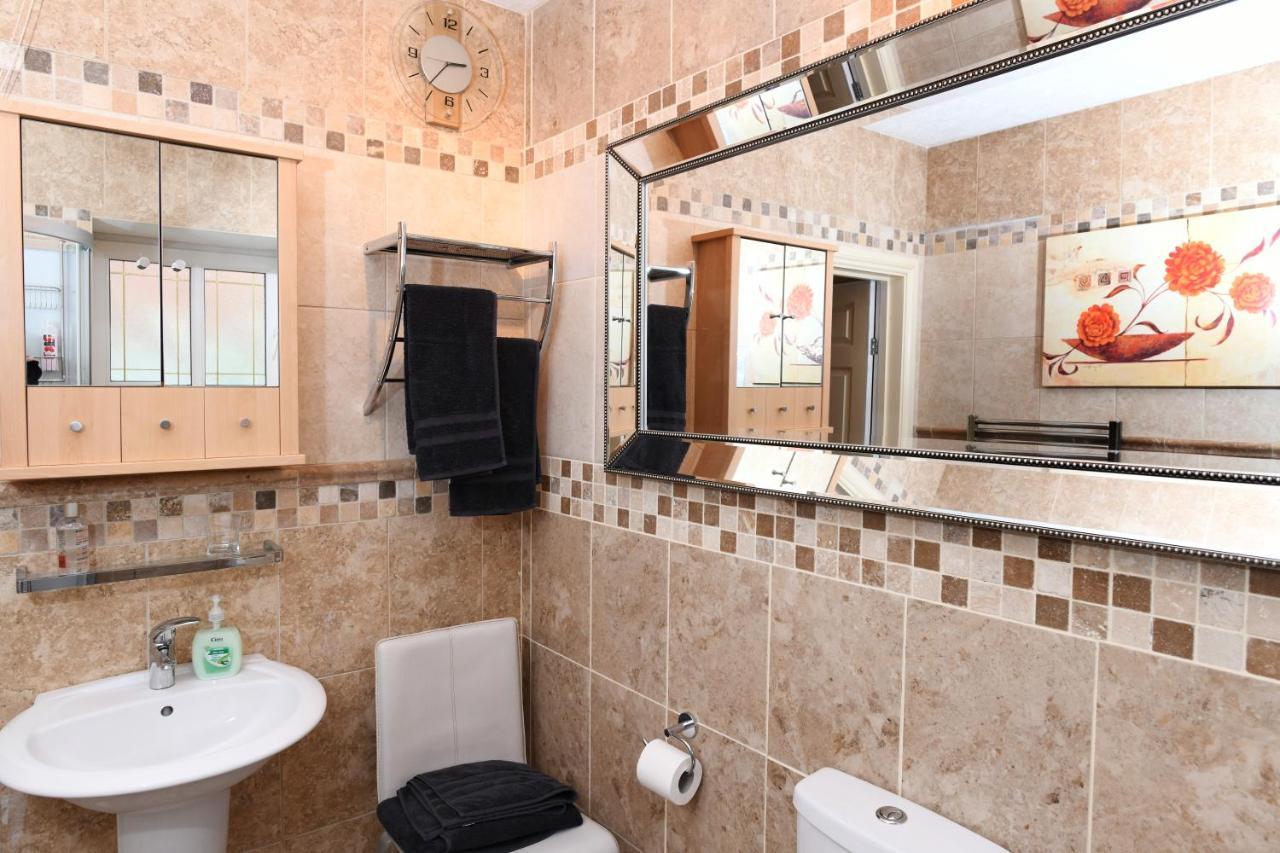 Luxury Suite In Quiet Countryside Location Swansea Bagian luar foto